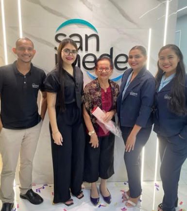 Equipe do dentista em Manaus Sanmede com paciente sênior em momento especial
